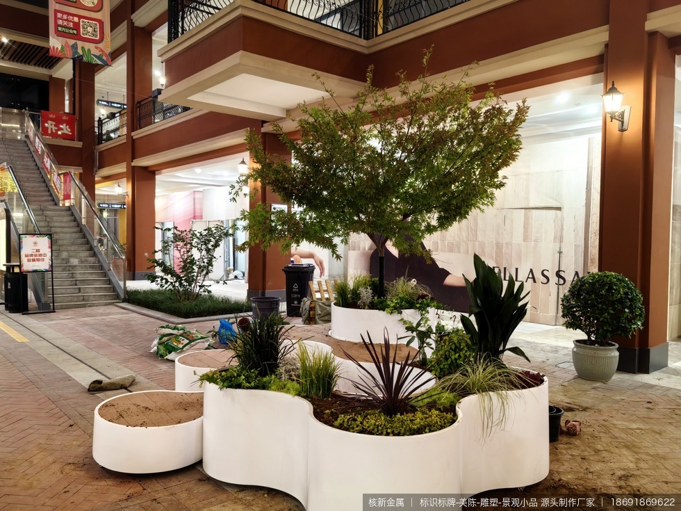 宝鸡奥特莱斯商场室外花箱设计制作案例